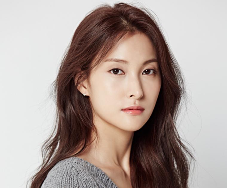 Xác nhận danh tính nữ idol đã đến quán bar ở Itaewon, ổ dịch COVID-19 mới tại Hàn Quốc